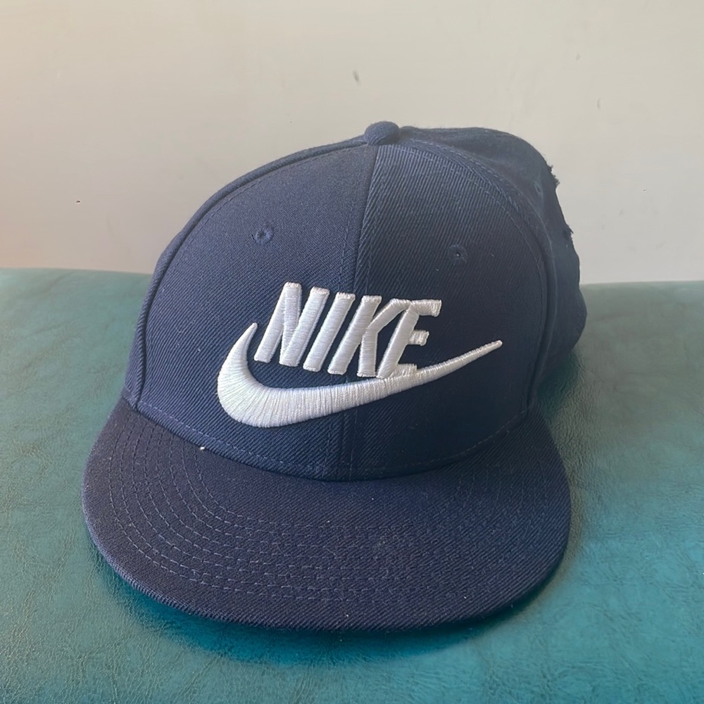 Navy blue Nike snapback hat. Fits ALL sizes.